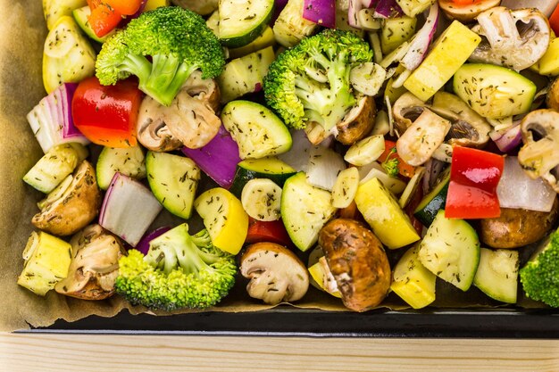 Préparation de légumes mélangés frais rôtis pour le dîner.