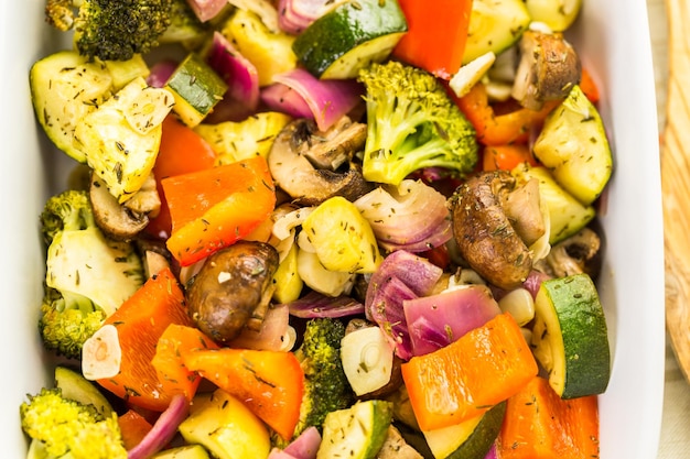 Préparation de légumes mélangés frais rôtis pour le dîner.