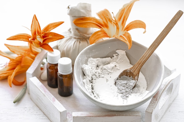 Préparation d'un masque cosmétique à partir d'ingrédients naturels, soins du visage à la maison.