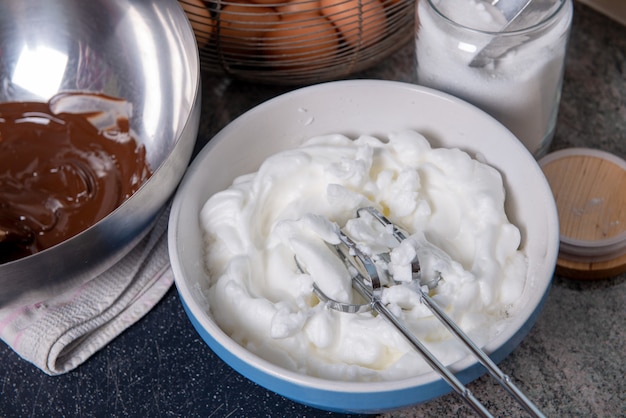 Préparation de mousse au chocolat aux oeufs