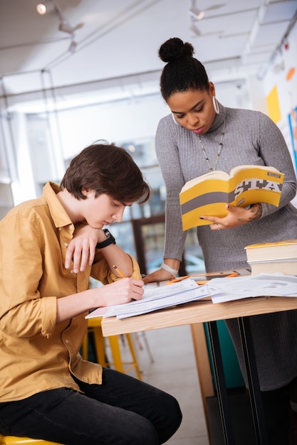 Préparation passionnante. Adolescents se préparant à être admis à l'université