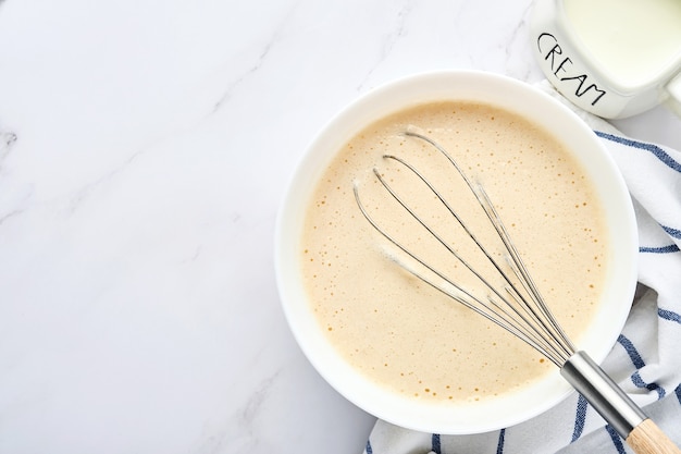 préparation de pâte à crêpes maison pour le petit déjeuner. ingrédients sur la table