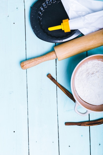 Préparation de la pâte. Ingrédients pour la pâte - Œufs et farine au rouleau. Sur fond en bois