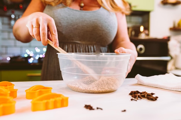 préparation de pâte pour la cuisson des fêtes, biscuits au pain d'épice de Noël