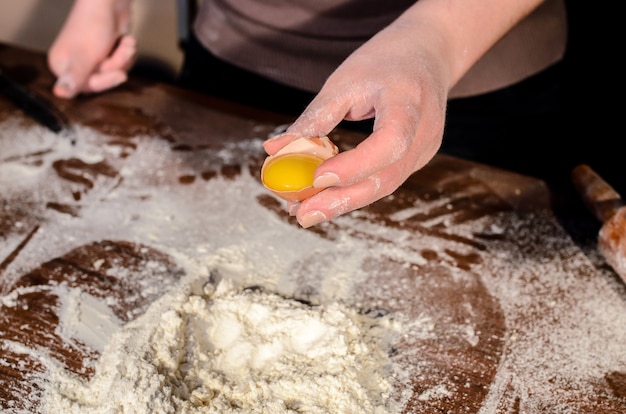 Préparation de la pâte pour la cuisson.