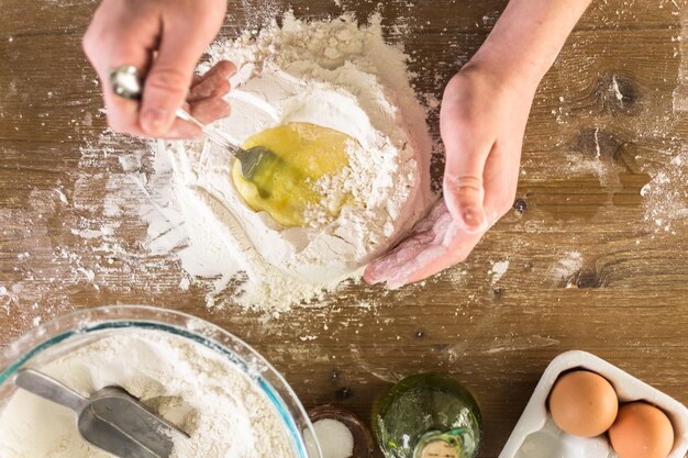 Préparation de la pâte pour pâtes maison.