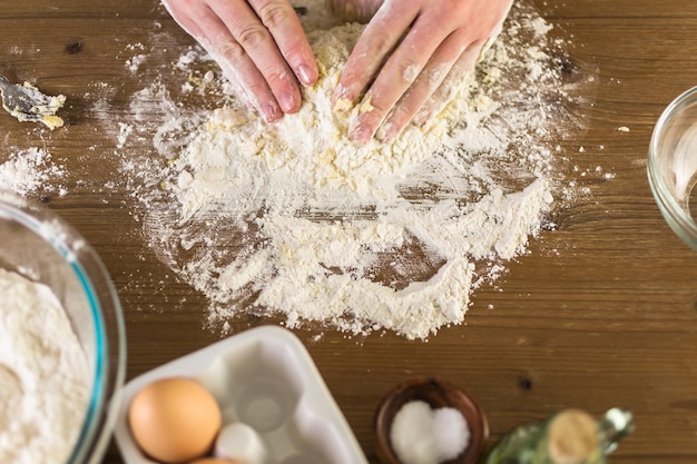 Préparation de la pâte pour pâtes maison.