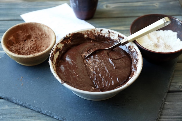 Préparation de la pâte pour tarte au chocolat sur la table close up