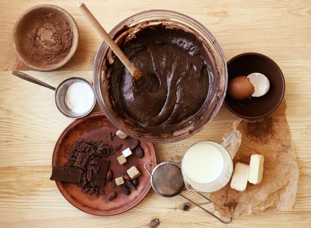 Préparation de la pâte pour la tarte au chocolat sur la table de près