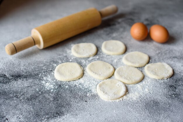 Préparation de la pâte et production de cercles à partir de pâte pour la préparation de boulettes avec une farce. Il peut être utilisé comme arrière-plan