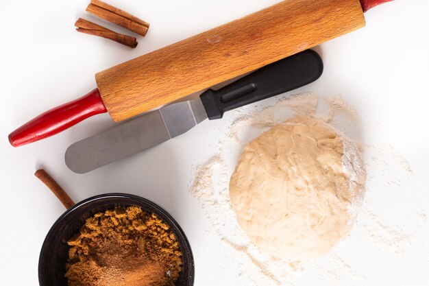 Préparation à la pâtisserie pour boulangerie ou pâtisserie à la cannelle sur fond blanc