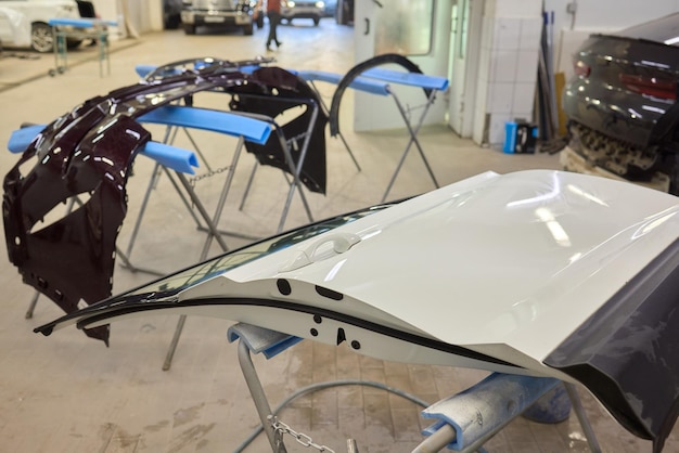 Préparation des pièces de carrosserie automobiles en atelier de peinture pour une finition et un revêtement de haute qualité
