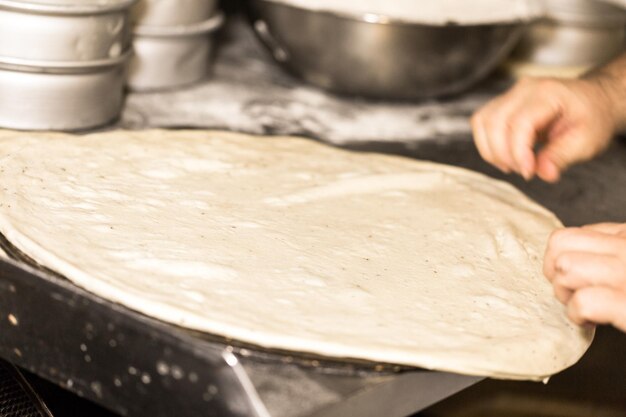 Préparation de la pizza aux épinards dans un restaurant italien.