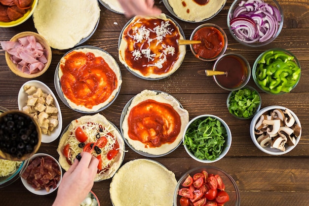 Préparation de pizzas individuelles au bar à pizza.