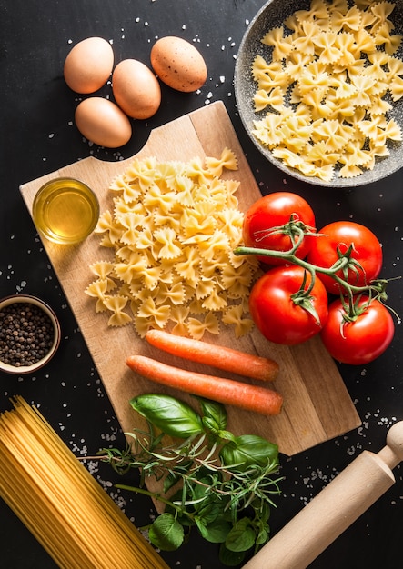 Préparation d&#39;un plat de pâtes italiennes