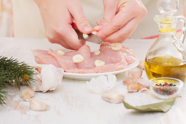 Préparation de poitrine de poulet à l'ail sur une assiette