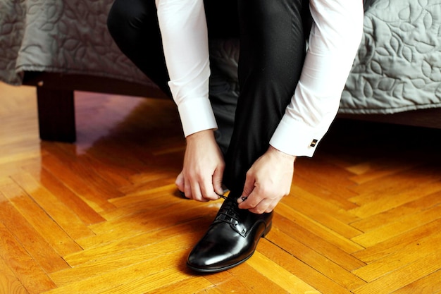 Préparation pour le mariage Groom boutonner les boutons de manchette sur la chemise blanche avant le mariage Groom's clothes Close up