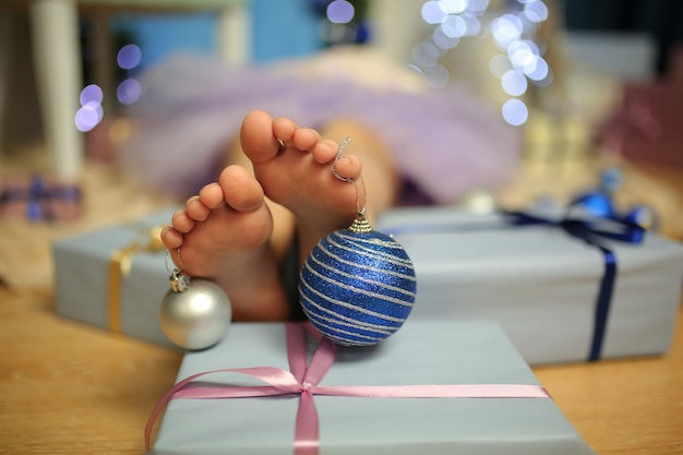 Préparation pour Noël 2022 cadeaux et décorations de Noël avec poignées et jambes pour enfants