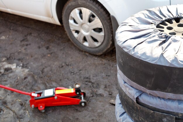 Préparation pour le remplacement des pneus de voiture