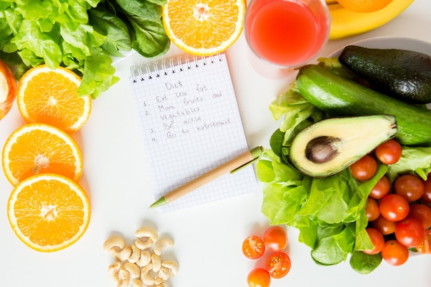 Préparation de repas d'aliments frais isolé sur table