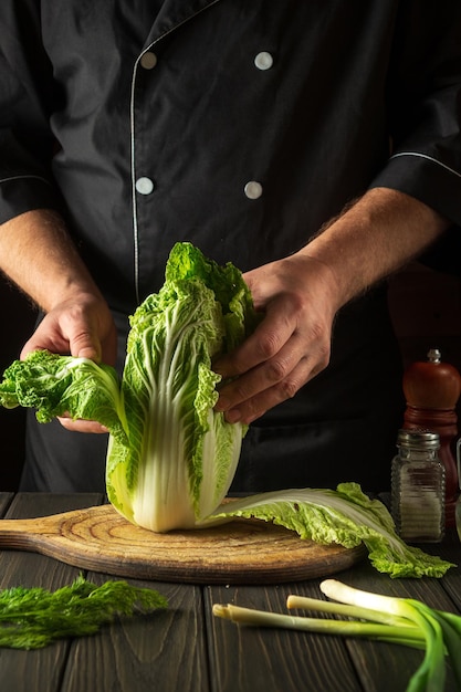 Préparation de la salade de chou Napa Cuire tout en travaillant dans la cuisine du restaurant