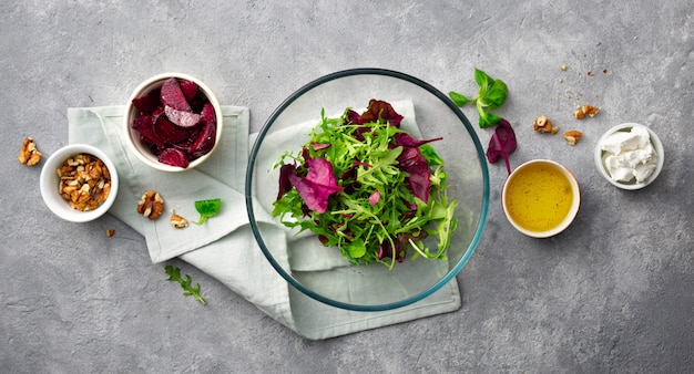 Préparation de la salade d'été à la betterave cuite au four