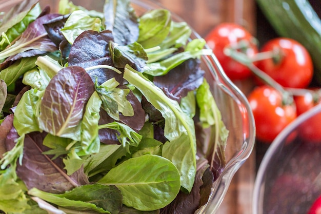 Photo préparation de salade fraîche avec des légumes biologiques.
