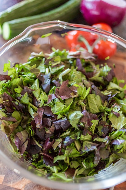 Préparation de salade fraîche avec des légumes biologiques.