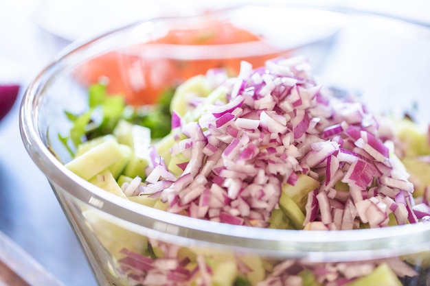 Préparation de salade fraîche avec des légumes biologiques.