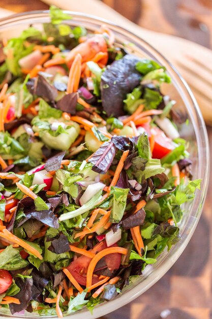 Préparation de salade fraîche avec des légumes biologiques.