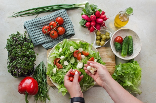 Préparation d'une salade de légumes à la tomate et à la mozzarella