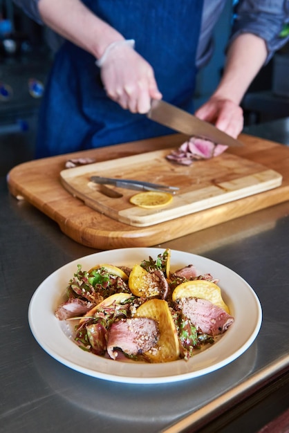 Préparation de salades de pommes de terre à la viande et laitue