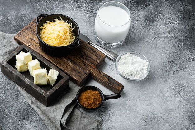 Préparation de la sauce blanche au fromage béchamel, sur une table en pierre grise