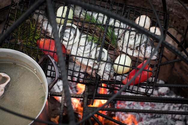 Préparation de soupe et poisson au bûcher