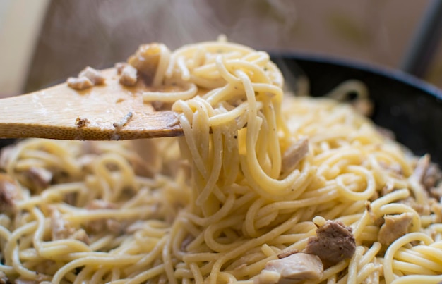 Préparation de spaghettis à la viande hachée dans une poêle