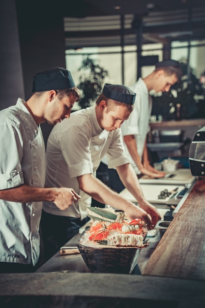 Préparation de sushi dans la cuisine du restaurant