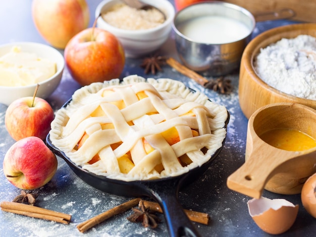 Photo préparation de la tarte aux pommes pour la cuisson