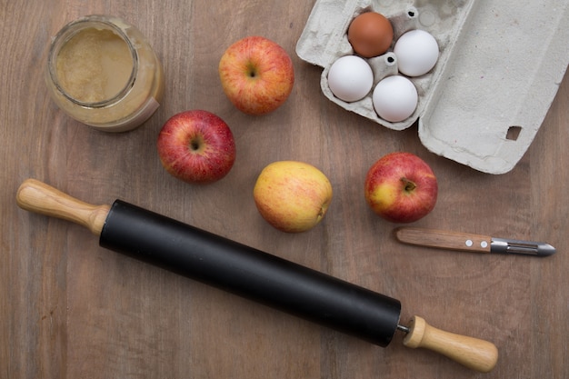 Préparation de tarte crue aux pommes maison