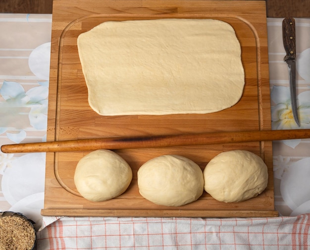 Préparation de tartes maison sur la table de la cuisine à la maison