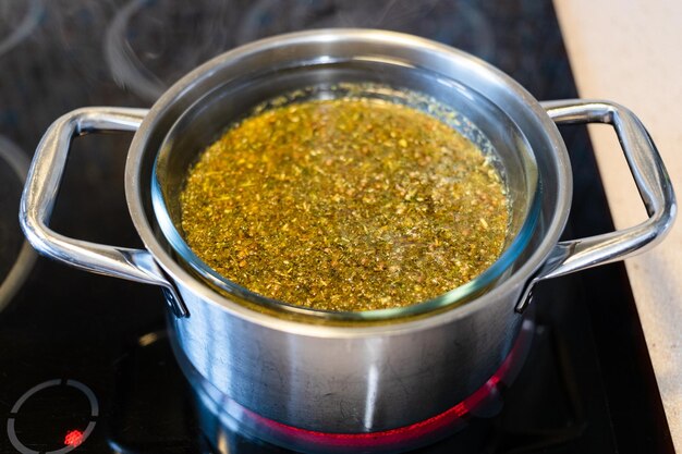 Préparation de teinture à partir d'herbes au bain-marie