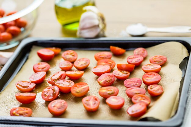 Préparation de tomates cerises fraîches rôties.