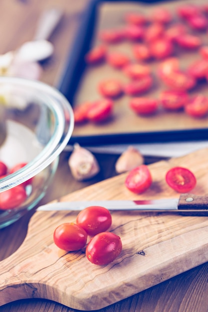 Préparation de tomates cerises fraîches rôties.