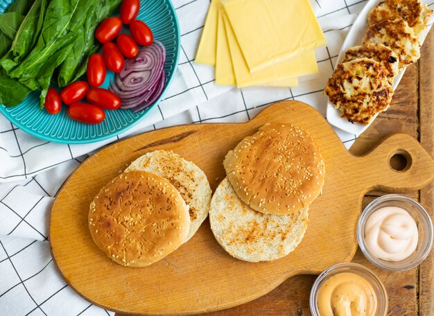 Préparation de tous les ingrédients pour faire un burger