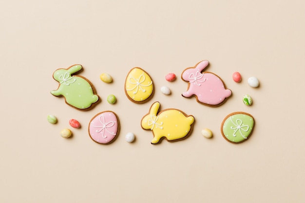 Préparation de vacances Oeufs de Pâques multicolores avec des biscuits sur fond coloré Oeufs de Pâques de couleur pastel concept de vacances avec espace de copie
