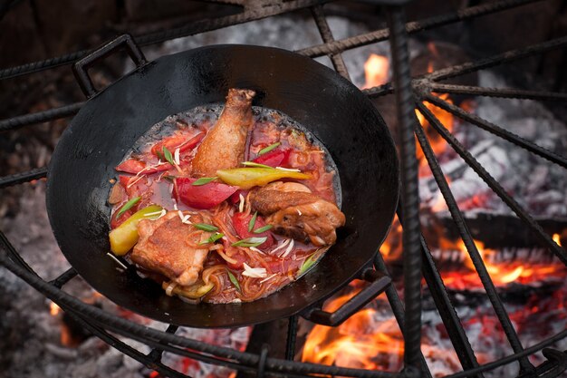 Préparation de la viande de poulet au bûcher