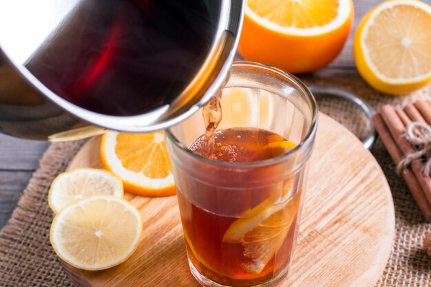 Préparation de vin chaud à l'orange et aux épices