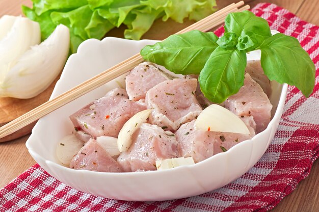 Préparé Mariné Avec Des Oignons Et Des Herbes Morceaux De Viande Pour Le Barbecue