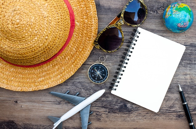 Photo préparer des accessoires et des articles de voyage sur une planche de bois, poser à plat, fond de vue de dessus