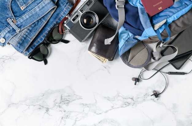 Préparer des accessoires de sac à dos et des articles de voyage