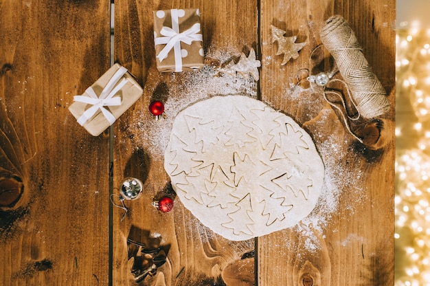 Préparer des biscuits de Noël sur un fond en bois, flatlay, vue de dessus, filtre rétro appliqué